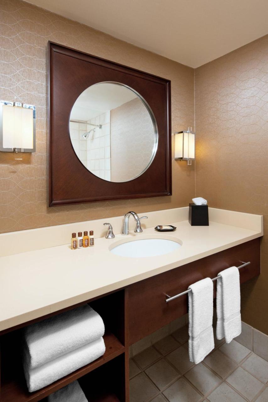 Sheraton Cleveland Airport Hotel Екстер'єр фото